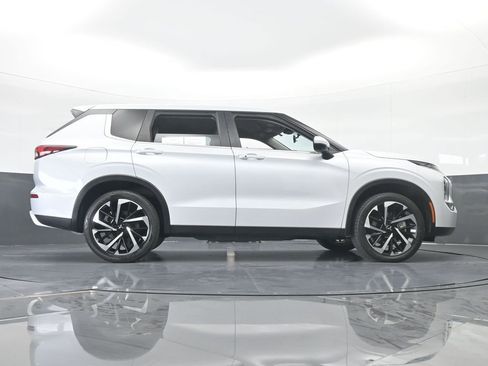Used 2023 Mitsubishi Outlander SE image 69