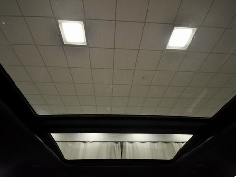 Used 2025 Chrysler Pacifica Limited image 16