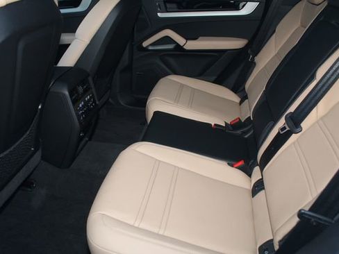 Certified 2025 Porsche Cayenne Coupe image 25