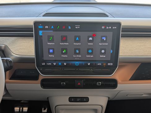 Used 2025 Volkswagen ID. Buzz Pro S Plus RWD image 27