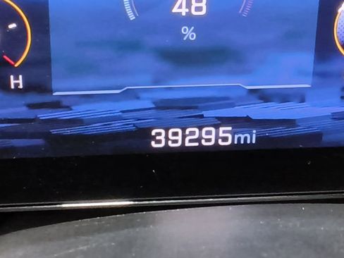 Used 2025 Chevrolet Suburban Z71 image 22