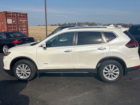 Used 2018 Nissan Rogue SV w/ Premium Package image 2
