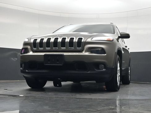 Used 2018 Jeep Cherokee Latitude w/ Cold Weather Group AWD/4WD image 41
