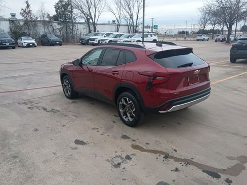 Used 2025 Chevrolet Trax LT w/ LT Convenience Package image 12