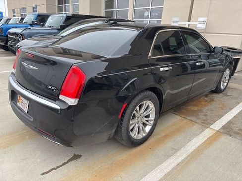 Used 2017 Chrysler 300 C image 2