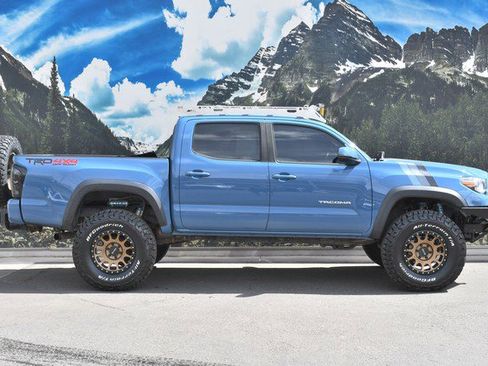 Used 2019 Toyota Tacoma TRD Off-Road w/ Technology Package image 2