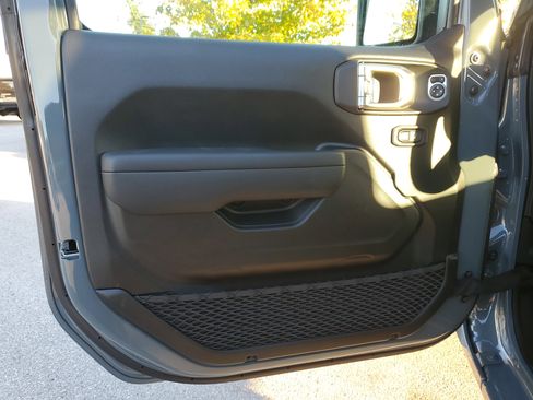 New 2025 Jeep Gladiator Sport image 13