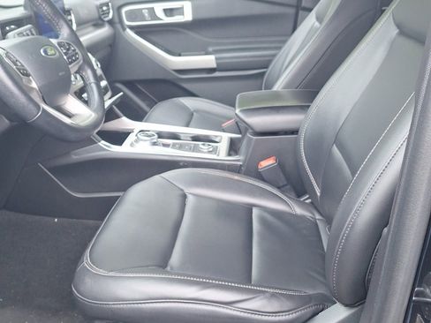 Used 2022 Ford Explorer XLT w/ Equipment Group 202A image 7