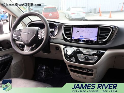 Used 2023 Chrysler Pacifica Touring-L image 13