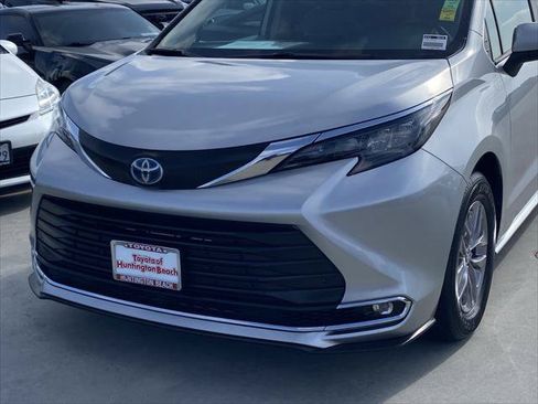 Certified 2024 Toyota Sienna XLE FWD image 7