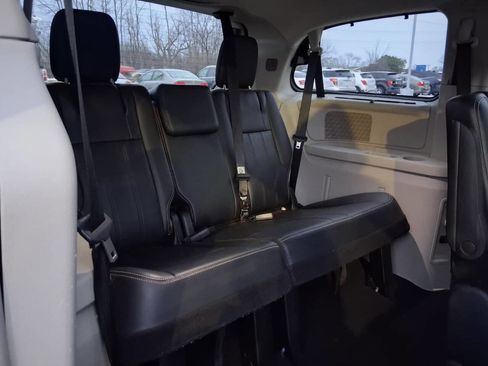 Used 2013 Chrysler Town & Country Touring image 12