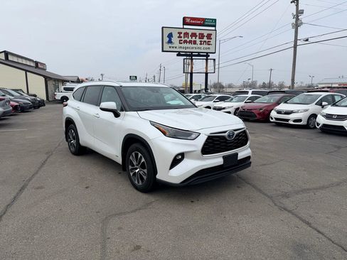 Used 2022 Toyota Highlander XLE image 4