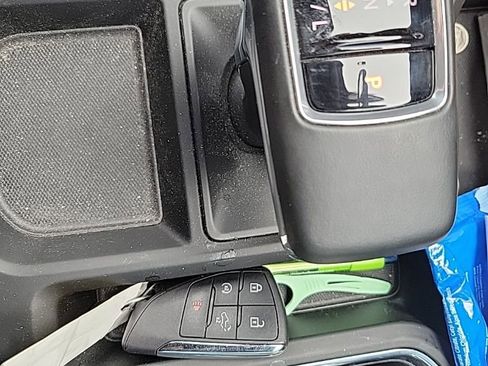 Used 2025 GMC Sierra 1500 SLT w/ SLT Convenience Package image 16