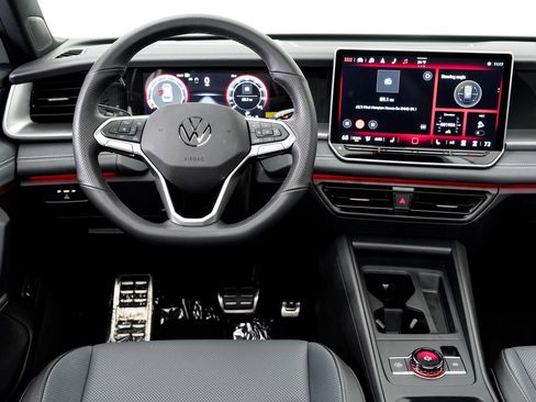 Used 2025 Volkswagen Tiguan SE R-Line AWD/4WD image 16