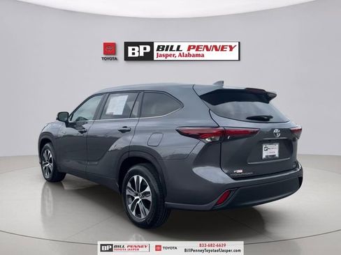 Used 2025 Toyota Highlander XLE image 3