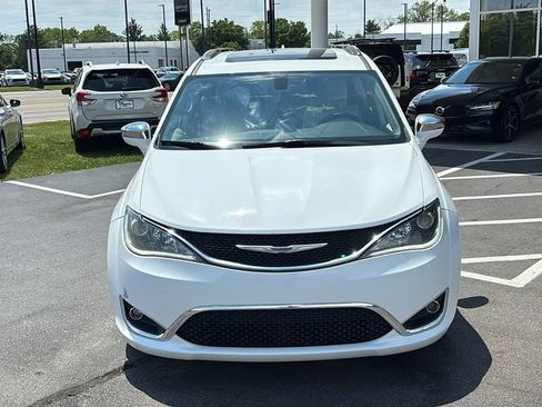 Used 2018 Chrysler Pacifica Limited w/ Tire & Wheel Group FWD image 5