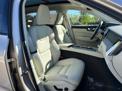 Used 2025 Volvo XC60 B5 Plus w/ Protection Package Premier AWD/4WD image 8