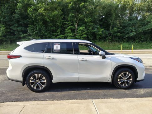 Used 2020 Toyota Highlander XLE AWD/4WD image 6