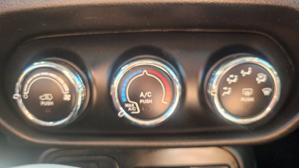 Used 2017 Jeep Renegade Altitude FWD image 29