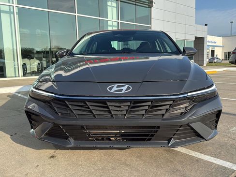 Used 2024 Hyundai Elantra SE FWD image 5