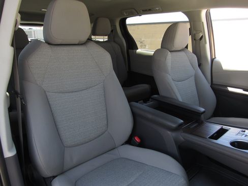 Used 2023 Toyota Sienna LE FWD image 10