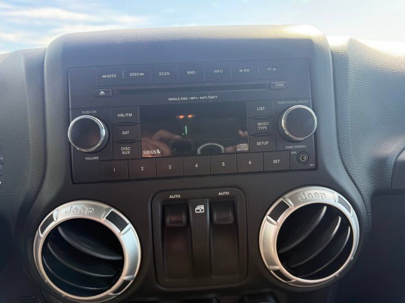 Used 2017 Jeep Wrangler Sahara AWD/4WD image 7
