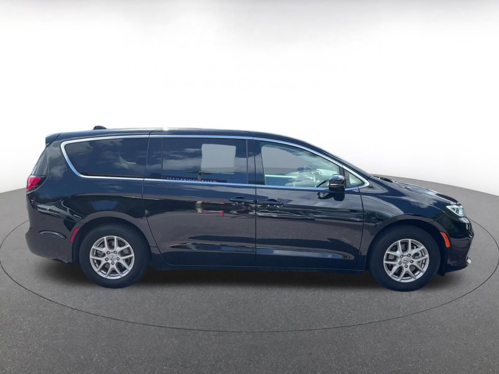 Used 2024 Chrysler Pacifica Touring-L FWD image 15