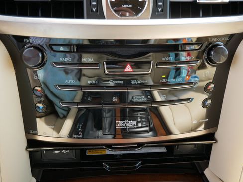 Used 2021 Lexus LX 570 4WD w/ Luxury Package image 22