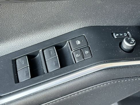 Used 2024 Toyota Highlander Limited image 13