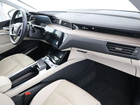 Used 2024 Audi Q8 e-tron Premium Plus w/ Premium Plus Package image 27