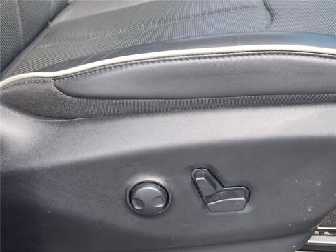 Used 2024 Chrysler Pacifica Limited w/ S Appearance Package image 5