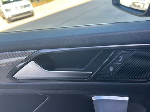 Used 2022 Volkswagen Tiguan SE image 46