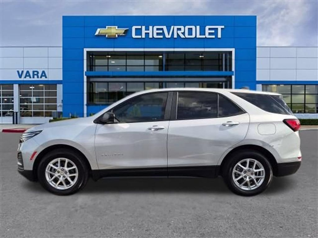 Certified 2022 Chevrolet Equinox LS w/ LS Convenience Package FWD image 2