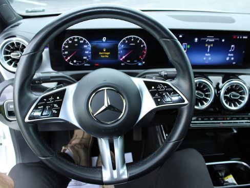 Used 2025 Mercedes-Benz CLA 250 image 31