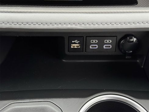 Used 2024 Toyota Highlander XLE image 18