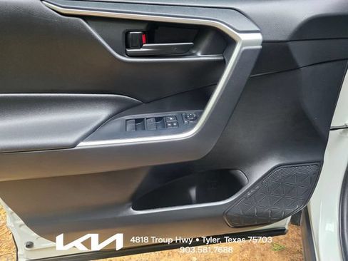 Used 2020 Toyota RAV4 LE AWD/4WD image 13