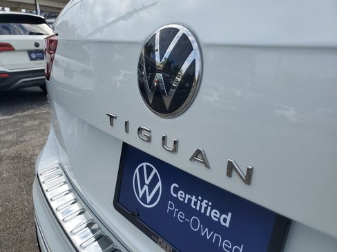 Certified 2022 Volkswagen Tiguan SEL R-Line image 11