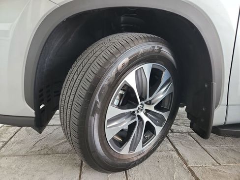 Used 2022 Toyota Highlander XLE image 32