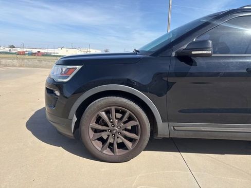 Used 2018 Ford Explorer XLT w/ Equipment Group 202A image 9