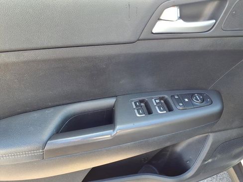 Used 2021 Kia Sportage LX image 7