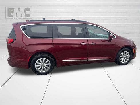 Used 2017 Chrysler Pacifica Touring-L image 4