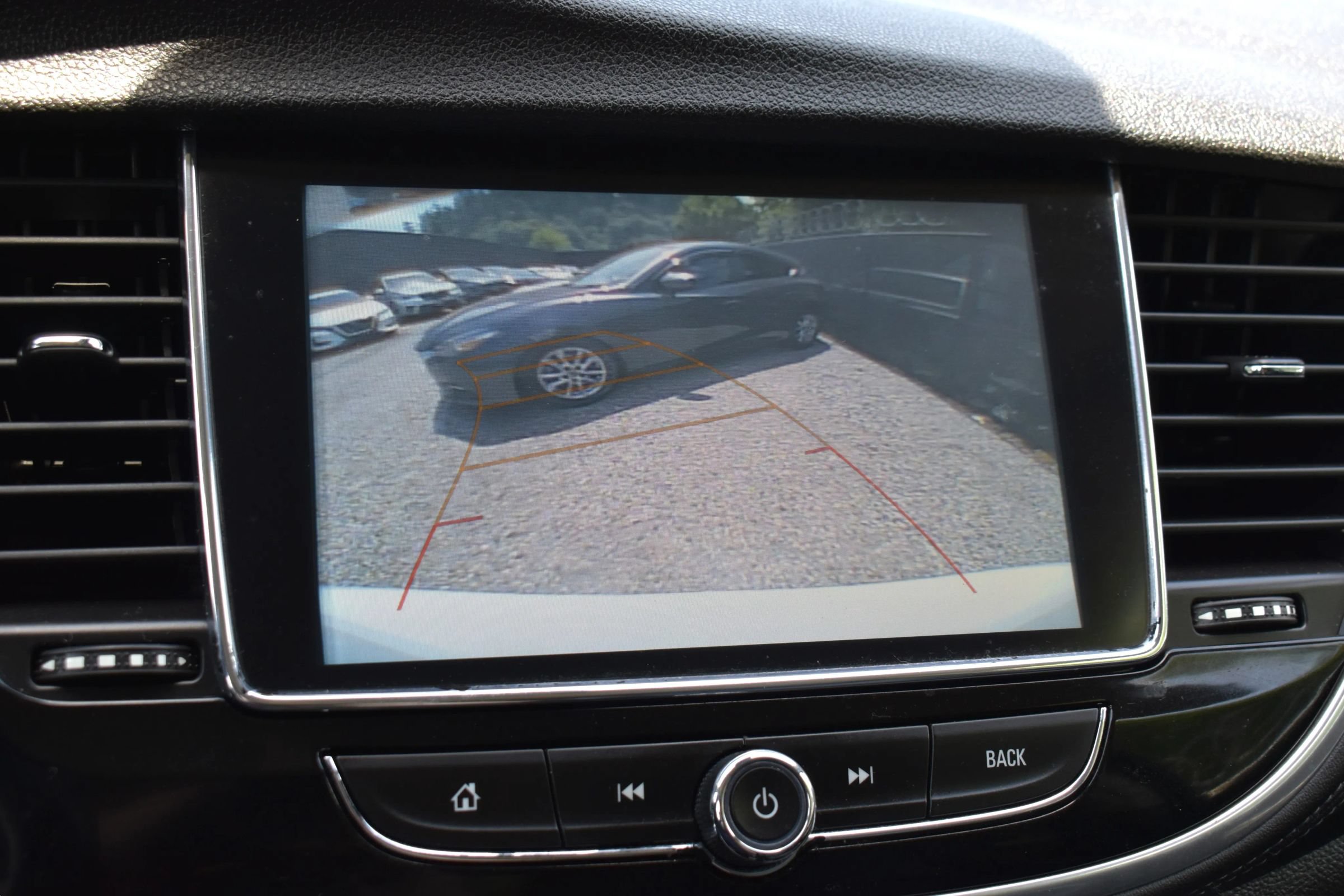 Used 2020 Buick Encore Essence FWD image 57