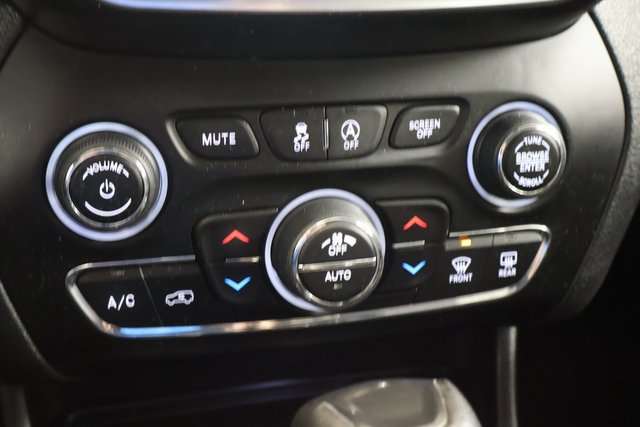 Used 2020 Jeep Cherokee Trailhawk w/ Cold Weather Group AWD/4WD image 20