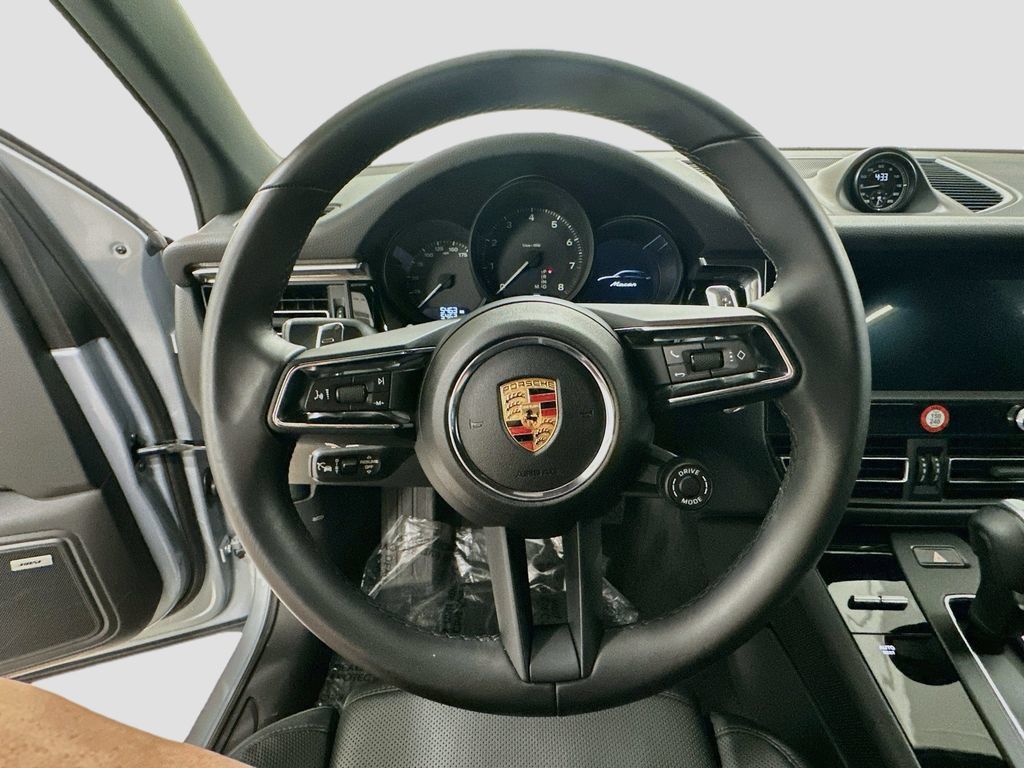 Certified 2025 Porsche Macan AWD/4WD image 12