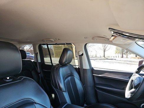 Used 2023 Jeep Grand Cherokee Limited w/ Luxury Tech Group II image 12