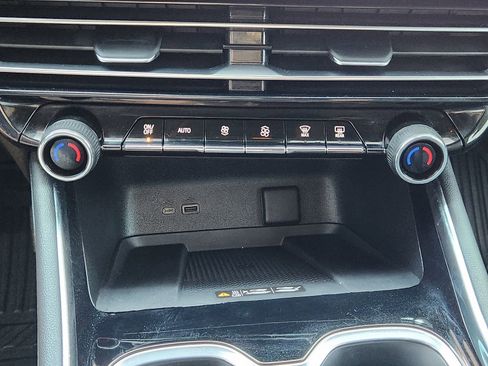 Used 2024 Chevrolet Traverse LT w/ Midnight/Sport Edition image 23