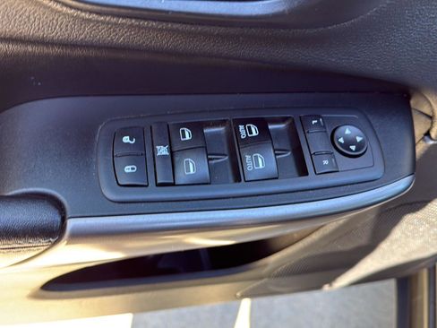 Used 2019 Jeep Cherokee Latitude Plus w/ Cold Weather Group image 17