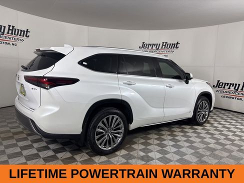 Used 2025 Toyota Highlander XLE image 5