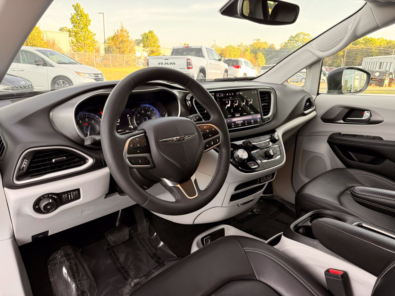 Used 2023 Chrysler Pacifica Touring-L FWD image 19