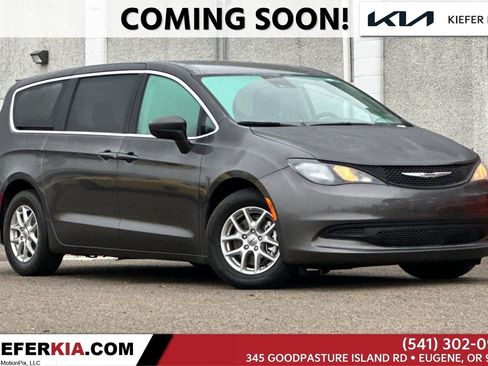 Used 2023 Chrysler Voyager LX image 1